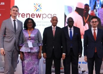 Cellou Dalein Diallo plaide pour une gouvernance et une justice indépendantes lors du sommet de Renewpac à Abidjan