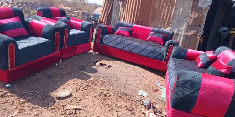 Société : Plongée dans l’univers des tapissiers Oumar Sadjo appelle les autorités à soutenir la profession