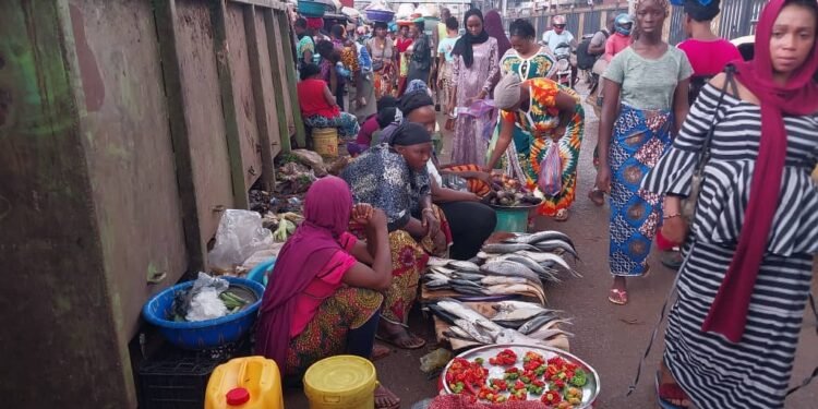 Les Occupations Anarchiques de la Chaussée : Une Situation Persistante au Marché de Sonfonia Gare