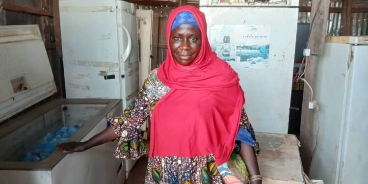 Célébration du Mois de la Femme : Rencontre avec Dame Fanta Konaté, entrepreneure spécialisée dans la vente de glace à Kankan.