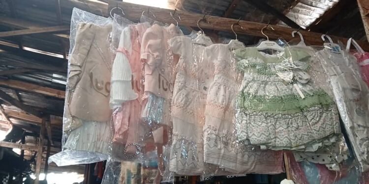 Préparatifs de la fête : Un aperçu des boutiques de vêtements à l&rsquo;approche de l&rsquo;Aïd El-Fitr.