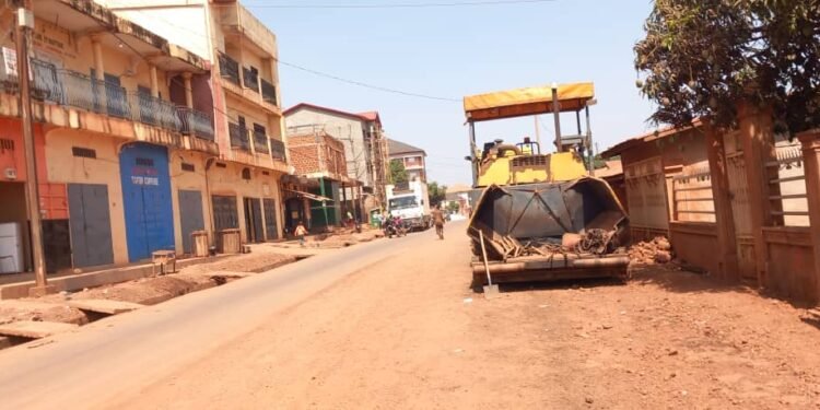 Labé : Les travaux de bitumage à l’arrêt au quartier Konkola, appel à l’action du président du conseil de quartier