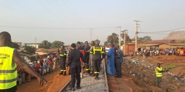 Gbessia : Un jeune homme non identifié mortellement fauché par un train à Dar-es-Salam.