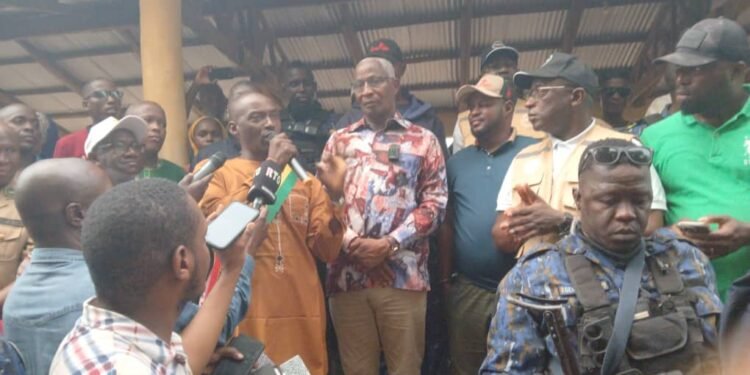 Recensement biométrique : Le Premier ministre en tournée dans l’arrière-pays pour une campagne de sensibilisation.