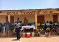 Gbilin-Mandiana : des élèves contraints d’étudier à même le sol, faute d’infrastructures scolaires.