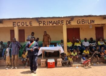 Gbilin-Mandiana : des élèves contraints d’étudier à même le sol, faute d’infrastructures scolaires.