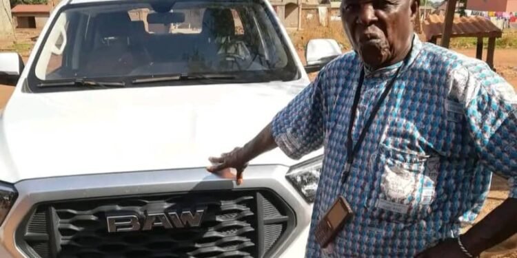 Kankan : Antoine Dogbo Guilavogui, cadre de l’UFDG, reçoit un véhicule de la junte au pouvoir