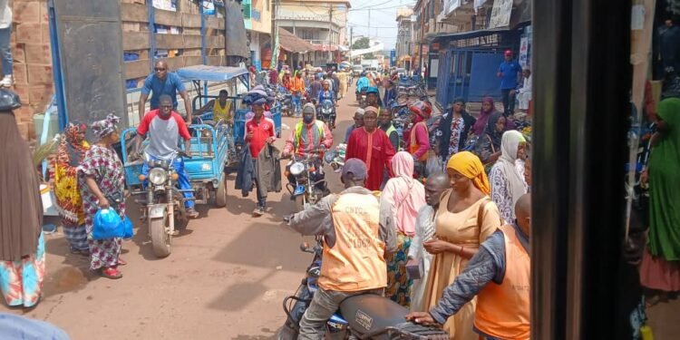 Guinée : Quand mettra-t-on fin à l’occupation anarchique de la chaussée ?