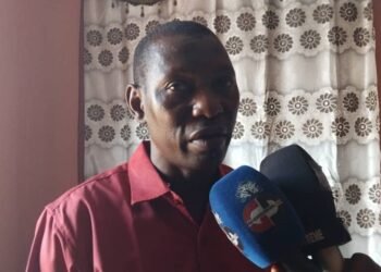 Dabola : le ministre Ismaël Nabé équipe les médias locaux.