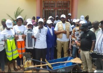 Kissidougou : Un ressortissant vient en aide à ses concitoyens par un don important de matériel de travail et de recensement.