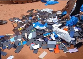 Lutte contre la fraude aux examens : le parquet de Siguiri détruit 506 téléphones saisis en 2024.