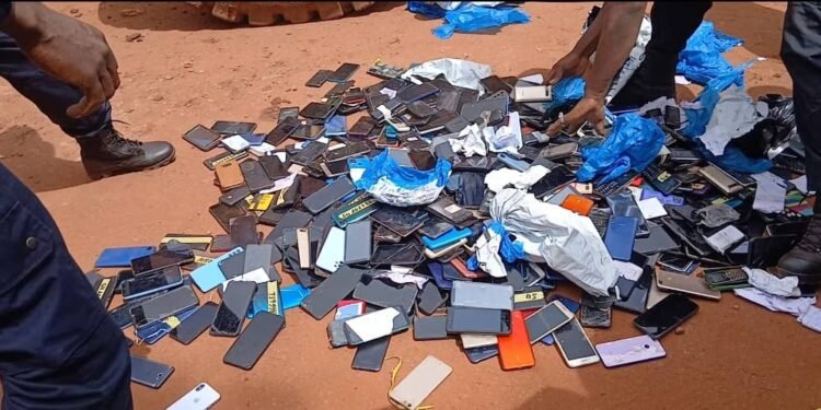Lutte contre la fraude aux examens : le parquet de Siguiri détruit 506 téléphones saisis en 2024.