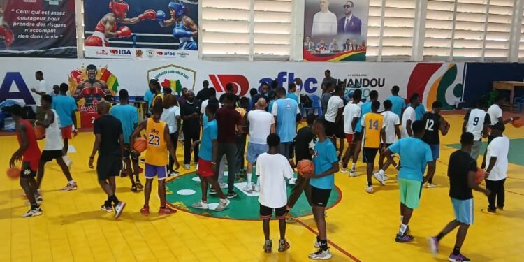 Développement du basket en Guinée : Aguibou Diallo et Angelo Tsamis s&rsquo;engagent pour la jeunesse.