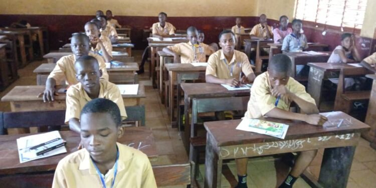 Lancement des examens nationaux à Matoto : 30 522 candidats, dont 16 032 filles, entament les épreuves.