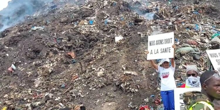 Dar-es-Salaam : Une décharge devenue un danger public – témoignage poignant d’une habitante.