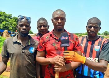 Mandiana : La jeunesse de Hèrèmakono s&rsquo;engage pour l’assainissement autour du stade du quartier.