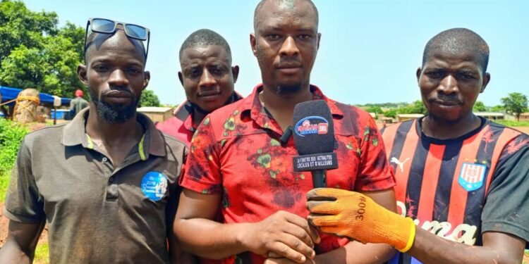 Mandiana : La jeunesse de Hèrèmakono s’engage pour l’assainissement autour du stade du quartier.