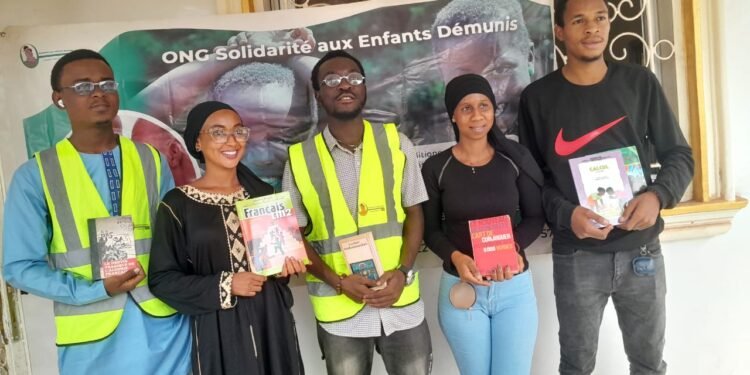 Humanitaire : l&rsquo;ONG Solidarité aux Enfants démunis offres des livres à CODEY pour l&rsquo;éducation des enfants de Mali