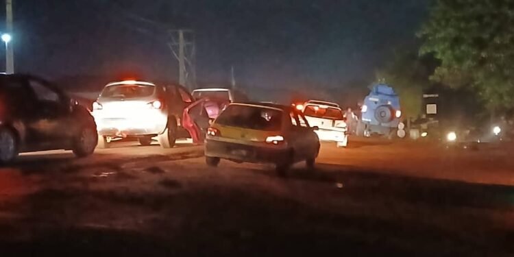 Dubréka : Des jeunes manifestent pour exiger le rétablissement de l’électricité.