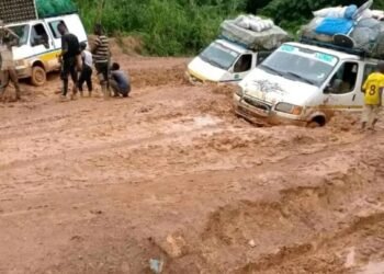 Kissidougou: Les usagers et transporteurs tirent la sonnette d’alarme sur l’état de la Route.