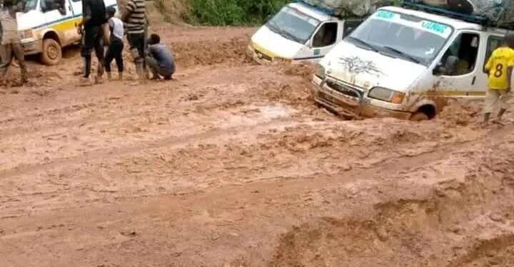 Kissidougou: Les usagers et transporteurs tirent la sonnette d’alarme sur l’état de la Route.