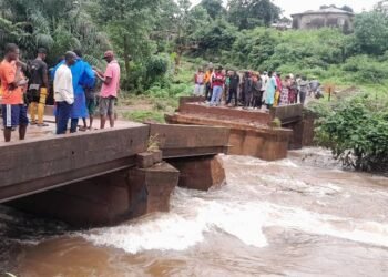Dubréka : L&rsquo;effondrement partiel du pont de Bondabon suscite l&rsquo;inquiétude des populations.