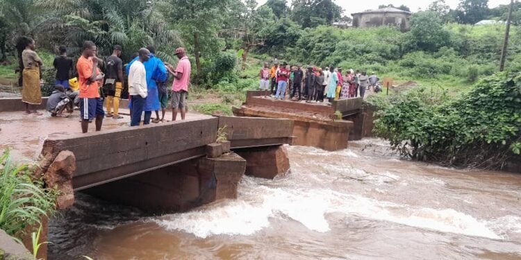 Dubréka : L&rsquo;effondrement partiel du pont de Bondabon suscite l&rsquo;inquiétude des populations.