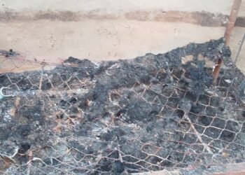 Incendie inexpliqué à Diatiferé : plusieurs habitations détruites en pleine saison des pluies.