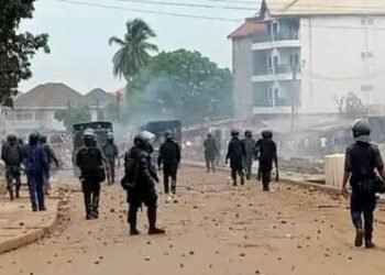 Manifestation à Soloprimo: des jeunes bloquent la circulation et dépouillent des usagers.    