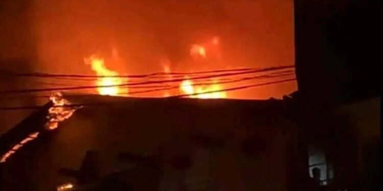 Flash Info: Incendie en cours dans un centre commercial à Madina