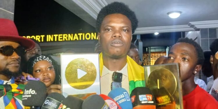 Après son sacre international : Iva Le Roi accueilli en héros à Conakry.   