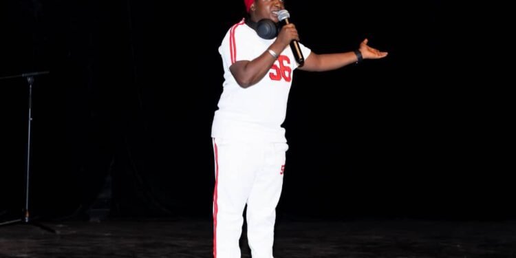 Culture : L’humoriste Ibrahima Satina entame une tournée internationale pour promouvoir l’humour guinéen