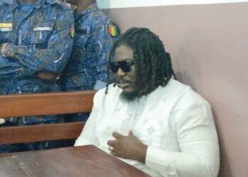 En direct du TPI de Coyah : L’artiste Singleton est arrivé au tribunal.   