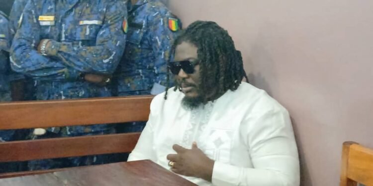 En direct du TPI de Coyah : L’artiste Singleton est arrivé au tribunal.   