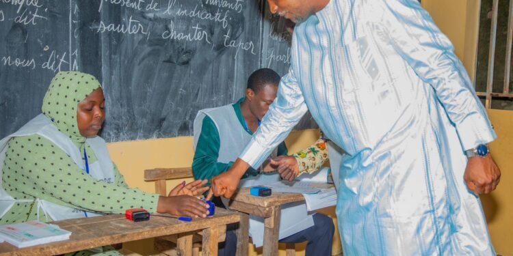 Scrutin du 21 septembre : le ministre Aboubacar Camara accomplit son devoir citoyen à Kiroti