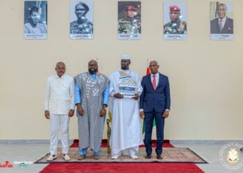 Palais Mohammed V : remise solennelle au Chef de l’État S.E le Général Mamadi DOUMBOUYA des documents du Programme de Développement Socio-Économique Durable et Responsable Simandou 2040