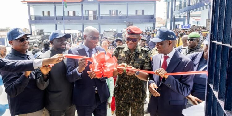 SÉCURITÉ : LE PREMIER MINISTRE INAUGURE LA CMIS N°22 DE CIMENTERIE ET LE COMMISSARIAT CENTRAL DE DABOMPA