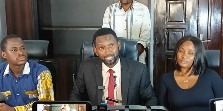 Guinée : Quand une trombone disqualifie un candidat à la présidentielle   