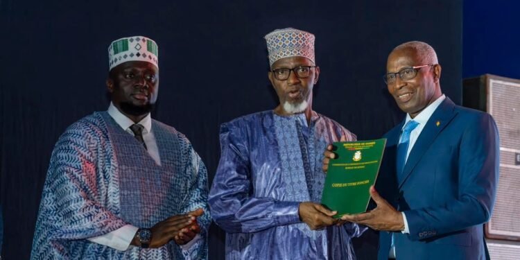 Réparation historique : Les victimes de Kaporo Rails et Kipe reçoivent officiellement leurs titres fonciers   