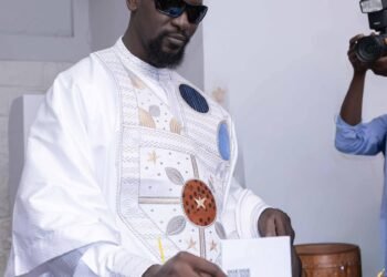 Le Président Mamadi Doumbouya Accomplit Son Devoir Civique et Appelle à la Paix lors des Élections   