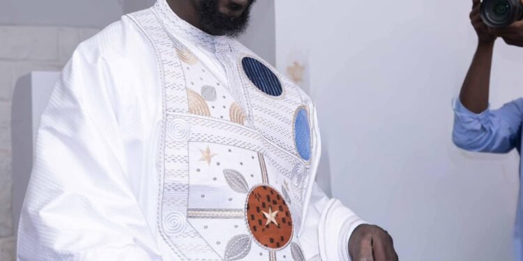 Le Président Mamadi Doumbouya Accomplit Son Devoir Civique et Appelle à la Paix lors des Élections   