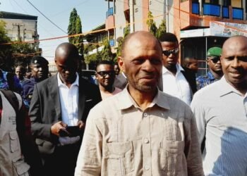 Présidentielle 2025 : Abdoulaye Yéro Balde, candidat du FRONDEG, exprime sa confiance après avoir voté à Lambanyi.   