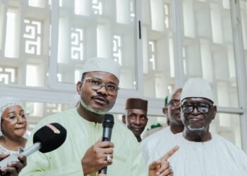 LOI ORGANIQUE portant STATUT DES PRÉSIDENTS DE LA RÉPUBLIQUE, DES ANCIENS CHEFS DE L’ÉTAT ET DE LEURS CONJOINTS : une avancée qui consacre la maturité institutionnelle de la Guinée.    