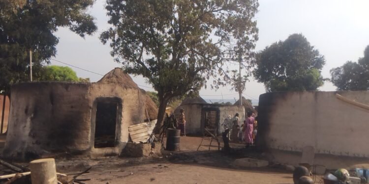 Dabola : Un incendie ravage trois cases au quartier Kambaya.