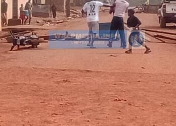 Boké : des jeunes de Tomboya érigent des barricades et exigent la reprise immédiate des travaux de voirie.   