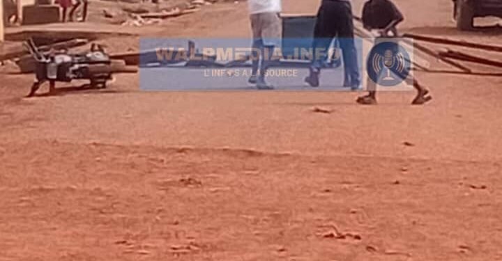 Boké : des jeunes de Tomboya érigent des barricades et exigent la reprise immédiate des travaux de voirie.   