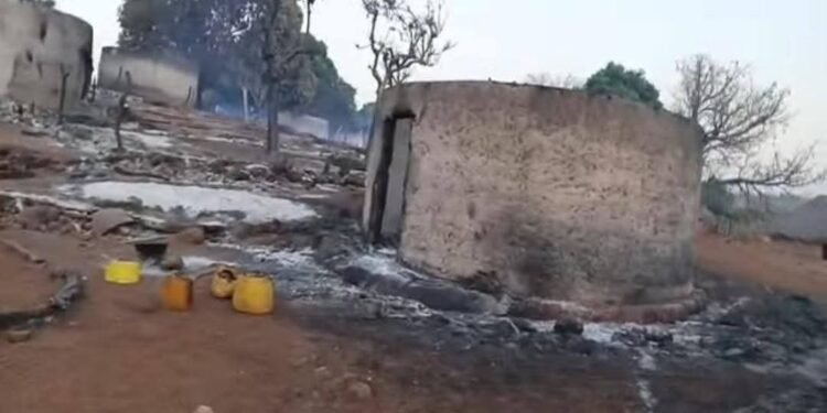 Dinguiraye : un incendie ravage une vingtaine de cases à Kamban Sabé.