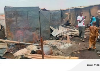 Dabola : un violent incendie ravage des habitations à Foundeng, aucune perte en vie humaine.