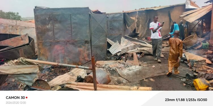 Dabola : un violent incendie ravage des habitations à Foundeng, aucune perte en vie humaine.