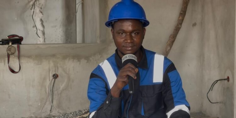 Mamadou Yero Diallo, un jeune entrepreneur engagé pour moderniser la plomberie à Lambayi.   